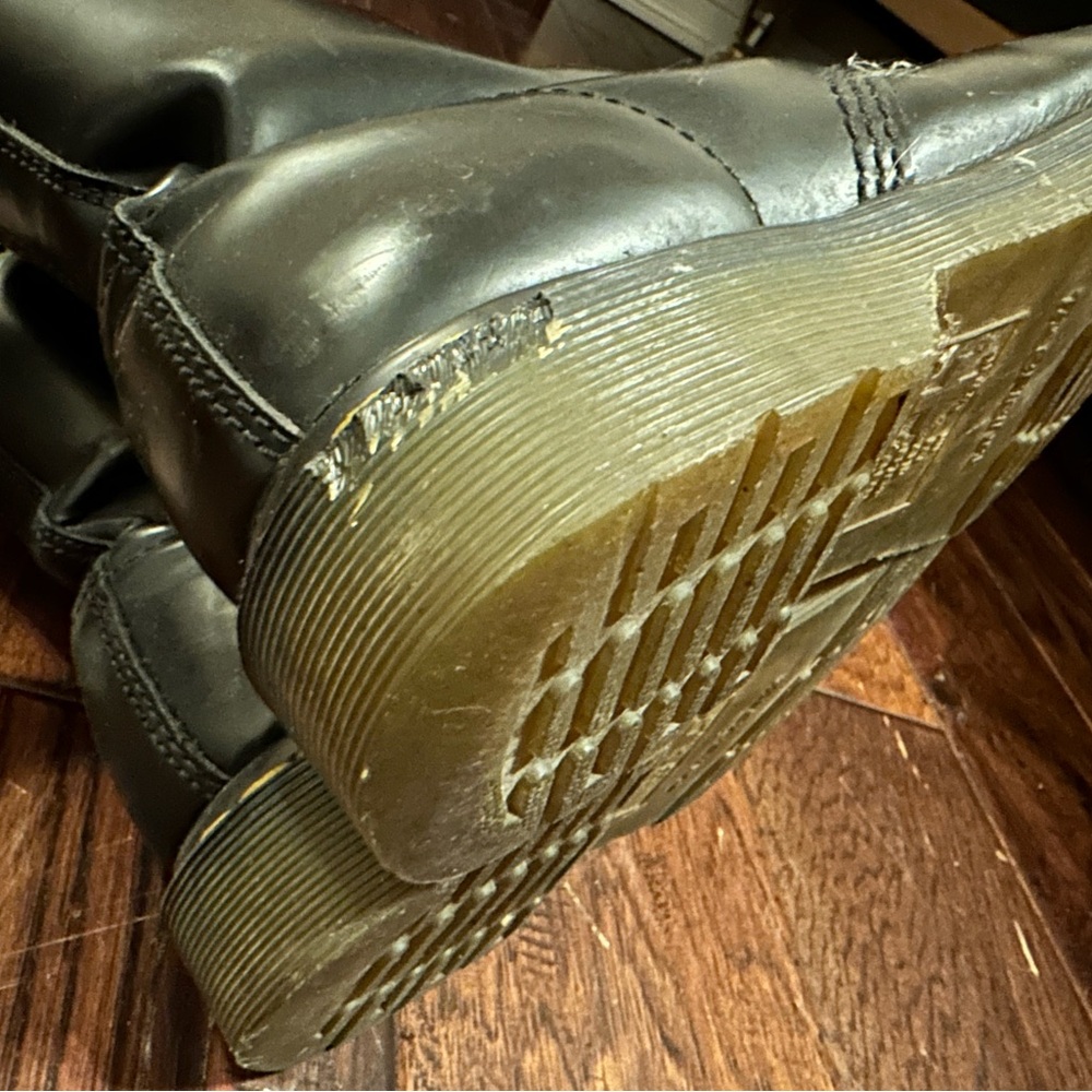 Dr. Martens Classic 1460 Black Leather Boots Yellow Laces - Picture 2 of 9